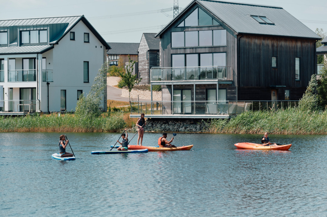 Silverlake lakeside holiday home with kayaking outside